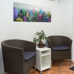 Wartebereich der Filiale Haidhausen: Komfortabler Sitzbereich bei Hörgeräte Reichart in München Haidhausen Ost.