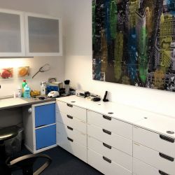 Innenansicht der Filiale Haidhausen: Modern ausgestatteter Arbeitsbereich bei Hörgeräte Reichart in München Haidhausen Ost.