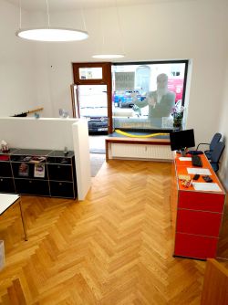 Eingangsbereich der Hörgeräte Reichart Filiale in Schwabing-West – herzlich willkommen zur professionellen Hörakustik-Beratung.