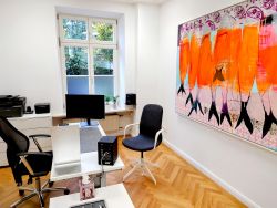 Hörgeräte Reichart Schwabing-West – heller und moderner Beratungsraum für Hörgeräteanpassung und Pädakustik in München.