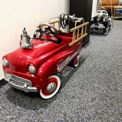 Rotes Spielzeugfeuerwehrauto: Kinderfreundliche Ausstattung in der Filiale Hörgeräte Reichart München Stachus.