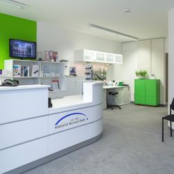 Innenansicht der Filiale Odelzhausen: Empfangsbereich von Hörgeräte Reichart in Odelzhausen, hell und modern gestaltet.