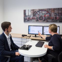 Beratungssituation in Odelzhausen: Hörakustikerin Manuela Heitmair berät einen Kunden bei Hörgeräte Reichart in Odelzhausen.