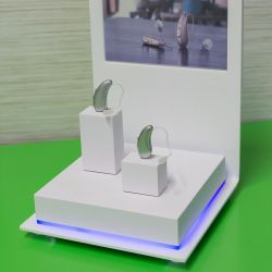 Hörgeräte-Ausstellung: Moderne Hörgeräte auf einer Präsentationsfläche bei Hörgeräte Reichart in Odelzhausen.