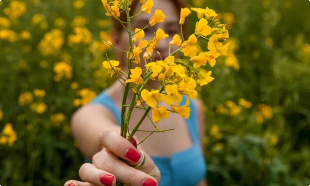 Frau mit Blüten in der Hand, Tipps zu Pollenflug mit Höregräten