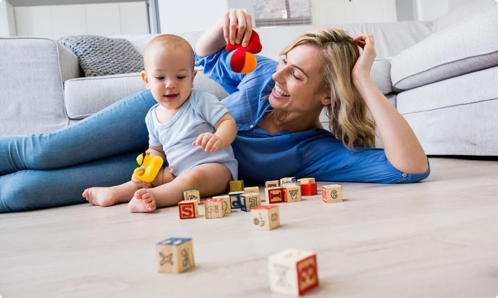 Mama testet spielerisch das Gehör ihres Baby´s