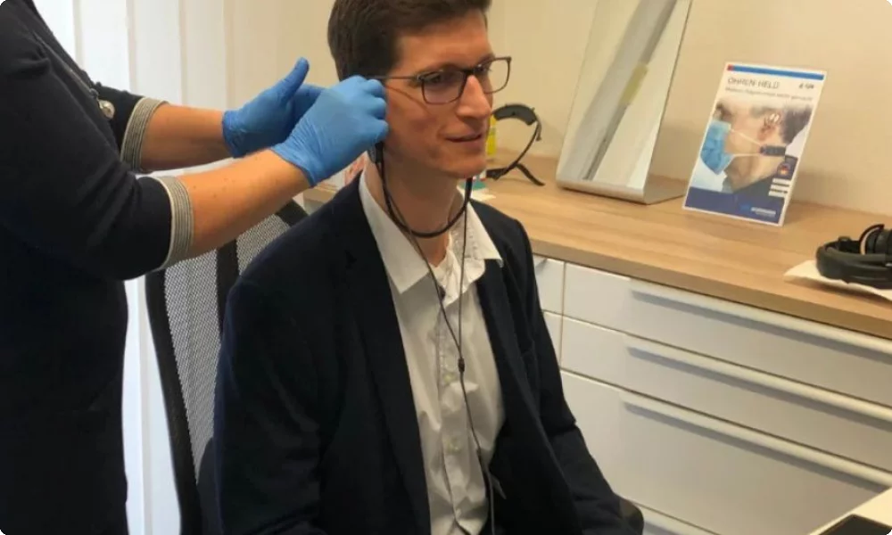 Mann bei Hörtest in München